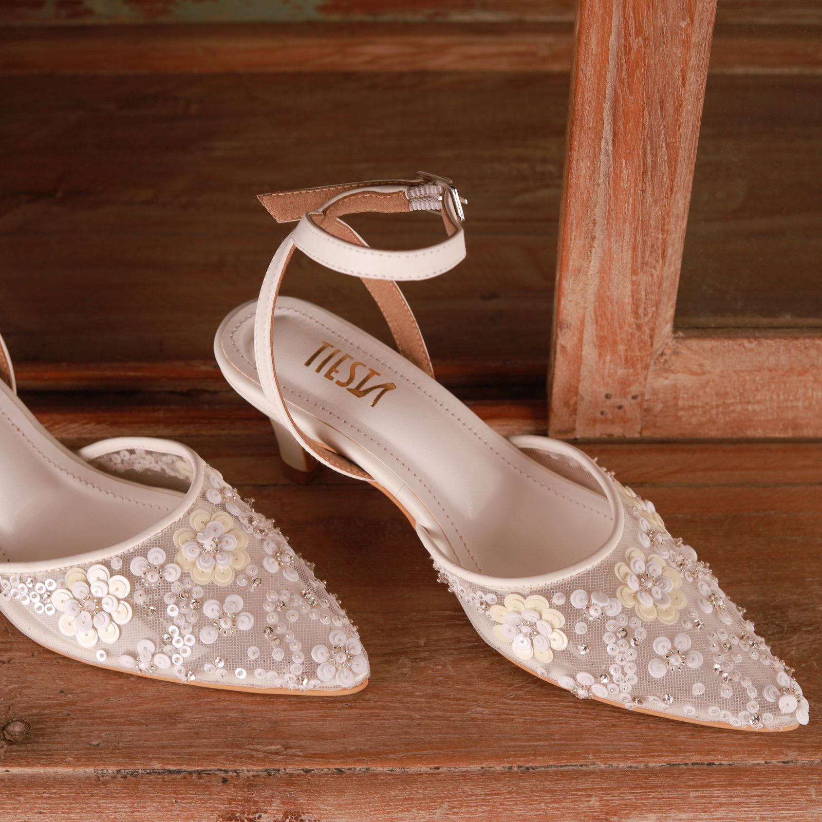 Crescent (Bridal white) (Pearl and bead Pointy close Kitten Heel)